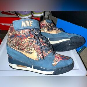 Women’s Nike wedge sneaker w/ Liberty London print